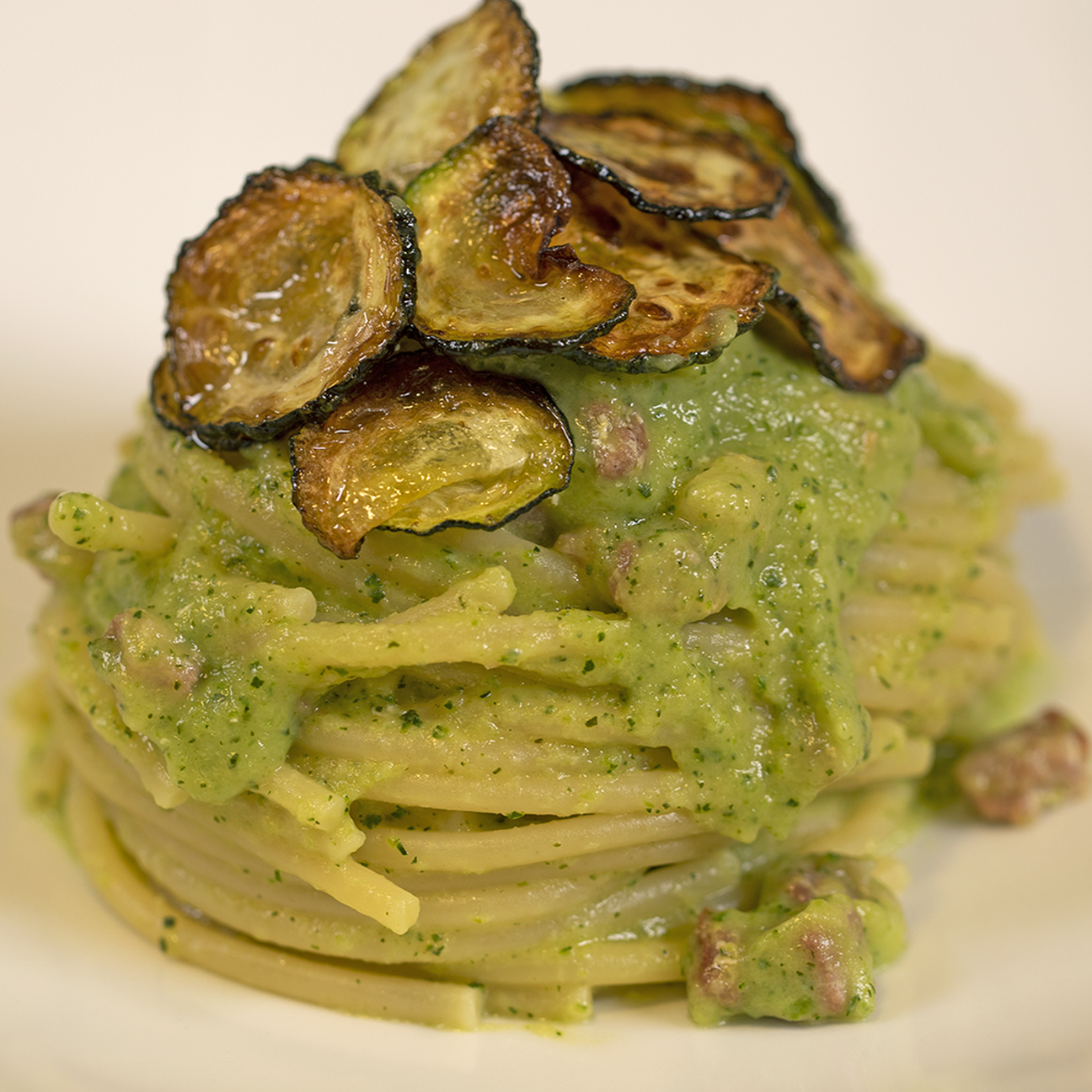 Spaghettoni alla crema di zucchine con pancetta e zucchine fritte