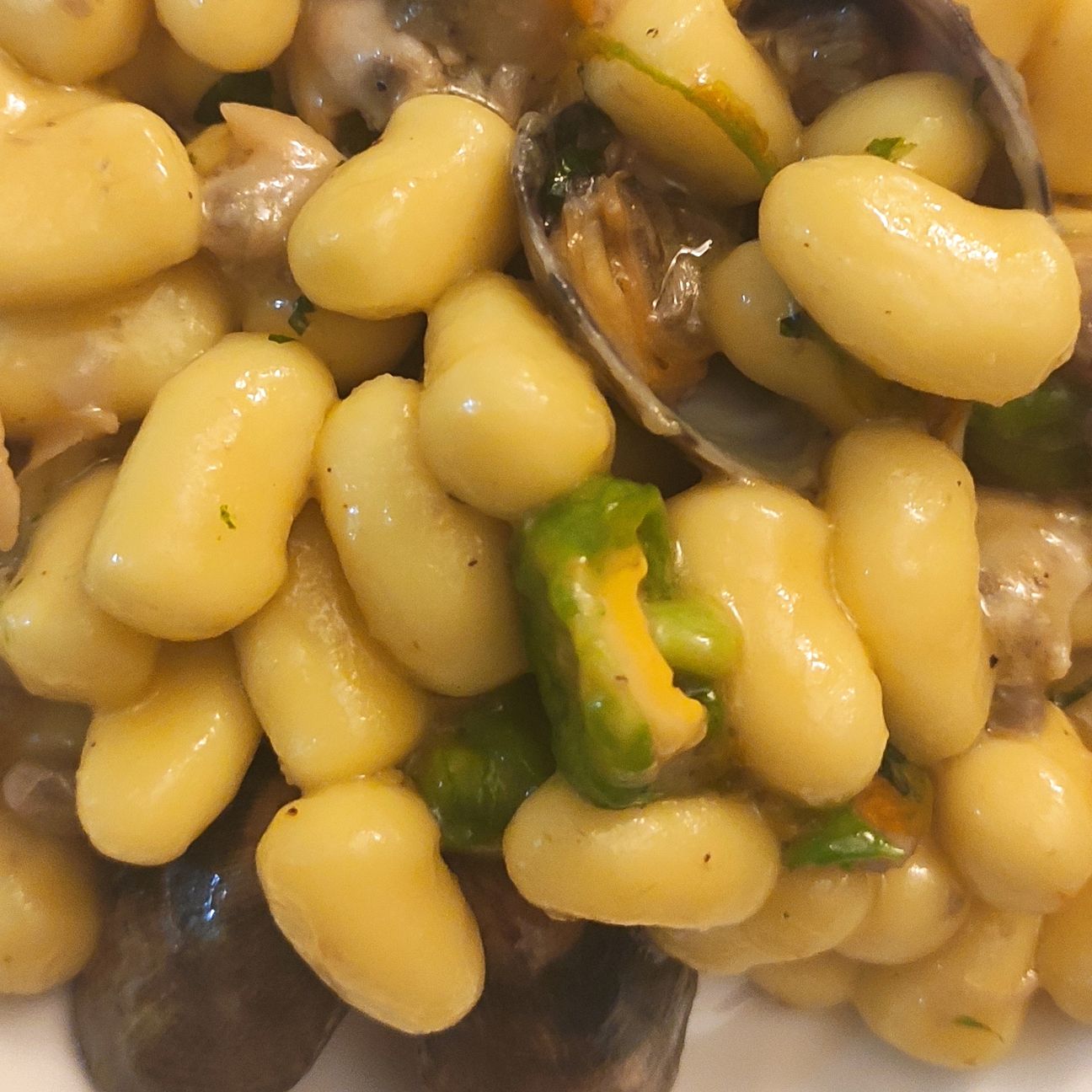 Chicche di patate con fiori di zucca e vongole