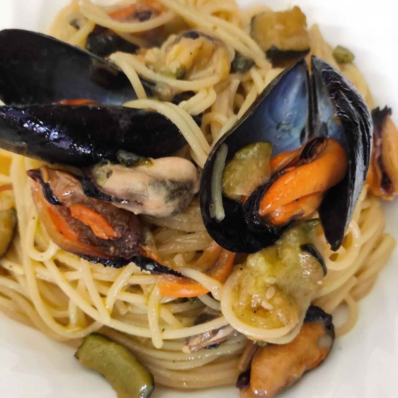 Spaghetti con cozze e zucchine