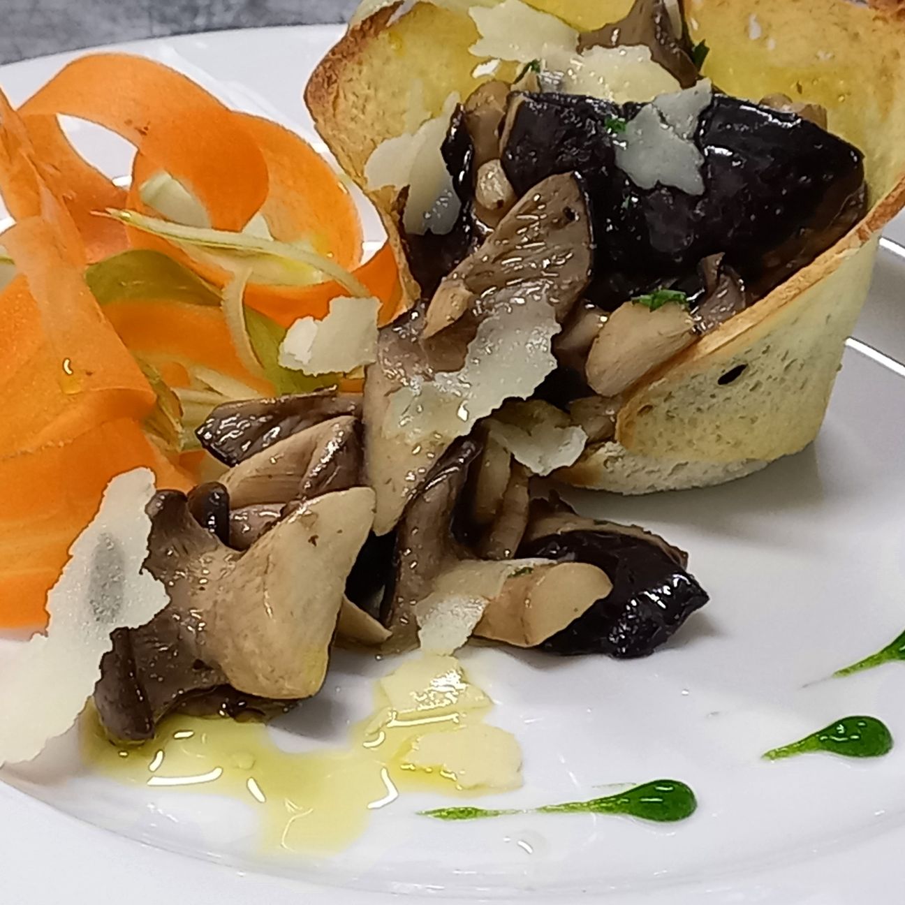 "Tagliata di Funghi Cardoncelli della Murgia in una Cialda di Pane Casereccio Croccante,con Scaglie di Pallone di Gravina in Puglia ,e Gocce di Cime di Rape.