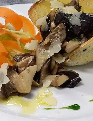 Ricetta "Tagliata di Funghi Cardoncelli della Murgia  in una Cialda di Pane Casereccio Croccante,con Scaglie di Pallone di Gravina in Puglia ,e Gocce di Cime di Rape. di chef_mike