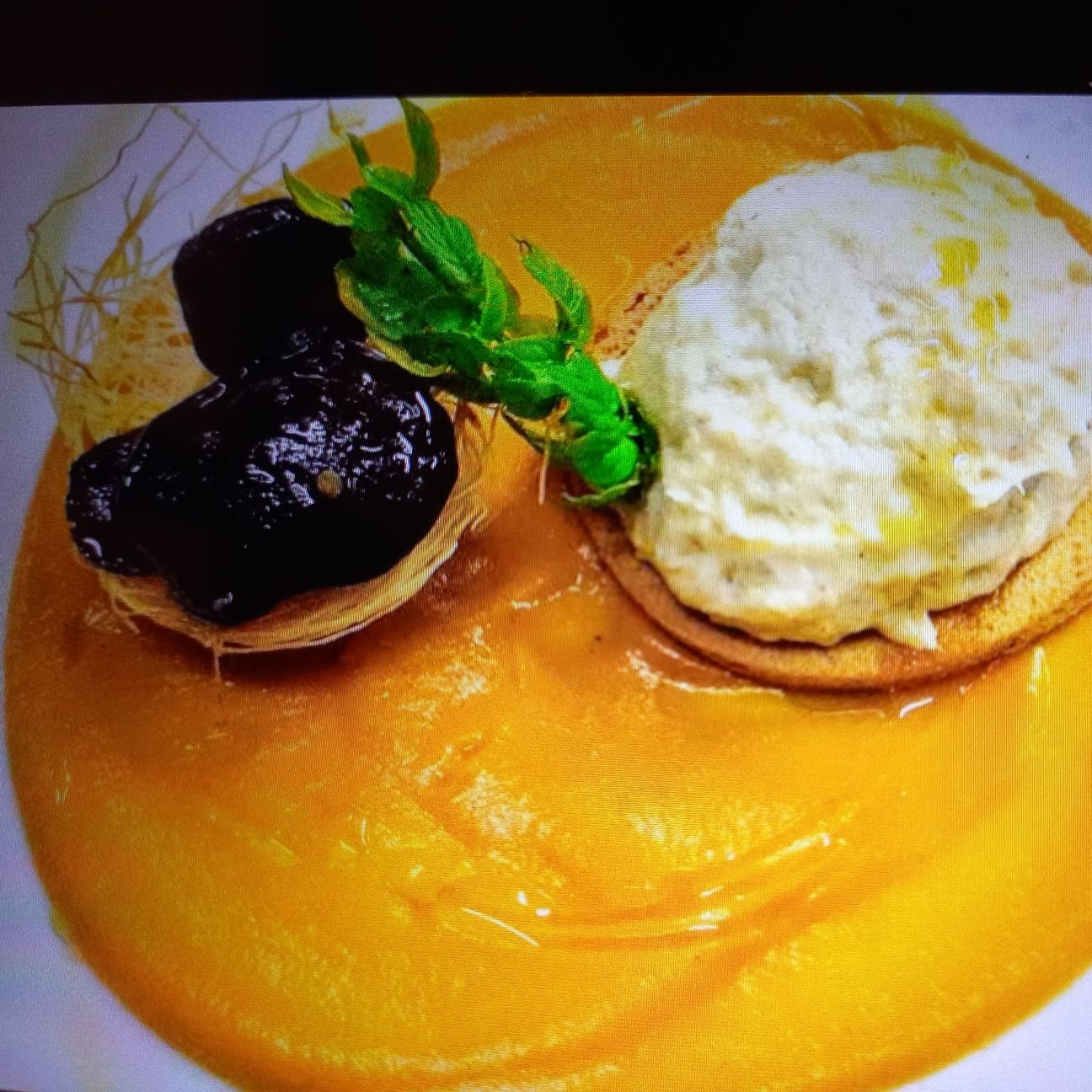 Baccalà mantecato con yogurt e zenzero, su crema di zucca e zest di arancia e funghi cardoncelli croccanti al timo in cestino di Kataifi