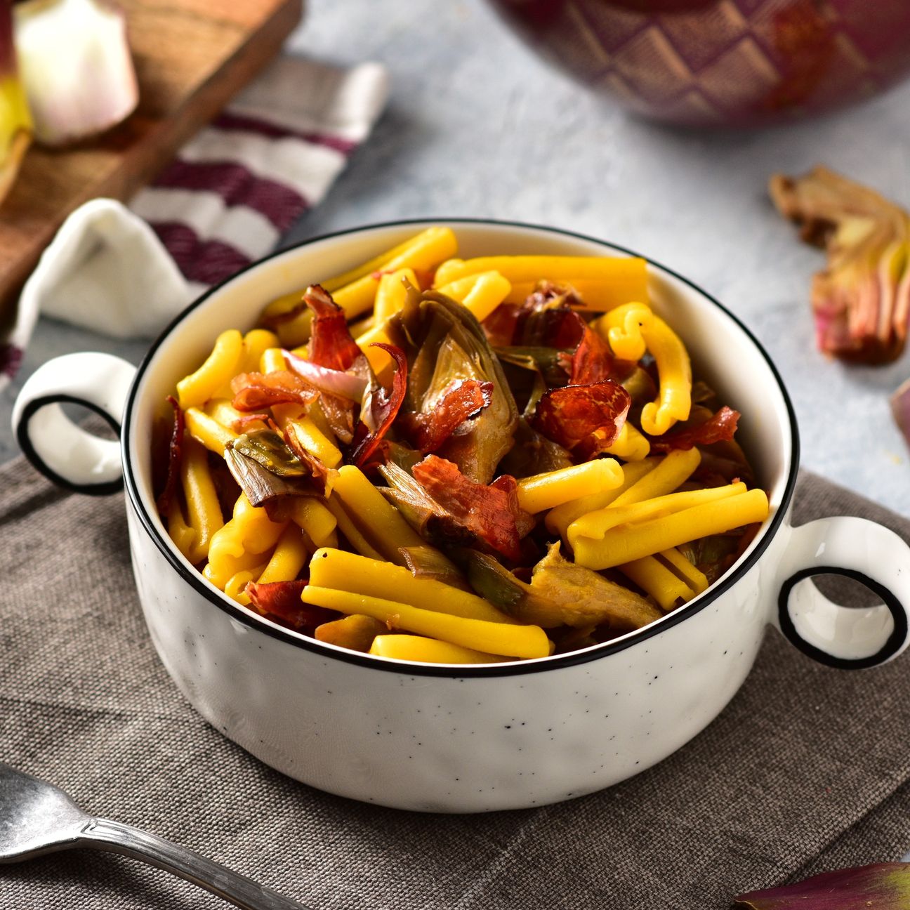 Pasta ai carciofi e speck croccante