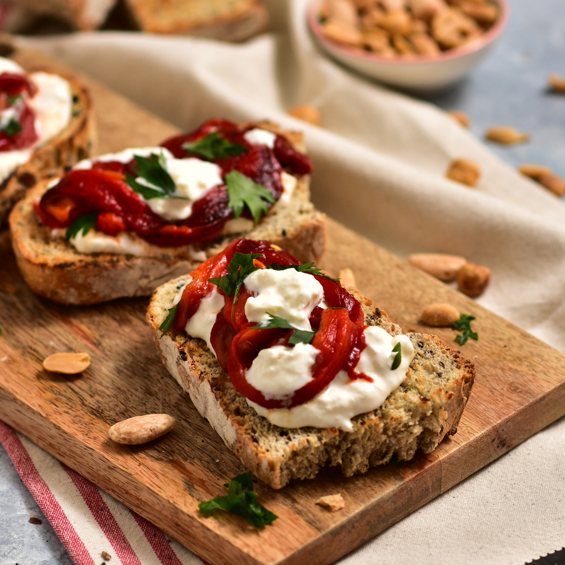 Bruschette piccanti con crema di peperoncino, sfilacci di cavallo e ricotta