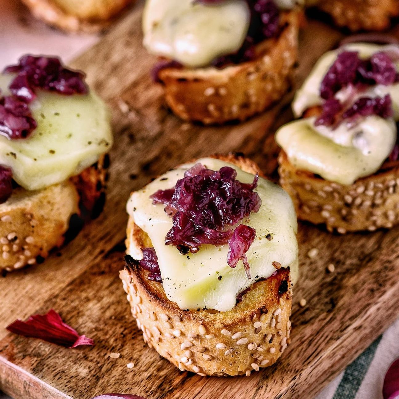 Bruschette con cipolla e pecorino