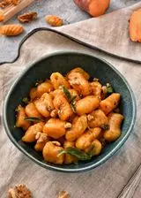 Ricetta Gnocchi di patate dolci con burro, salvia e noci