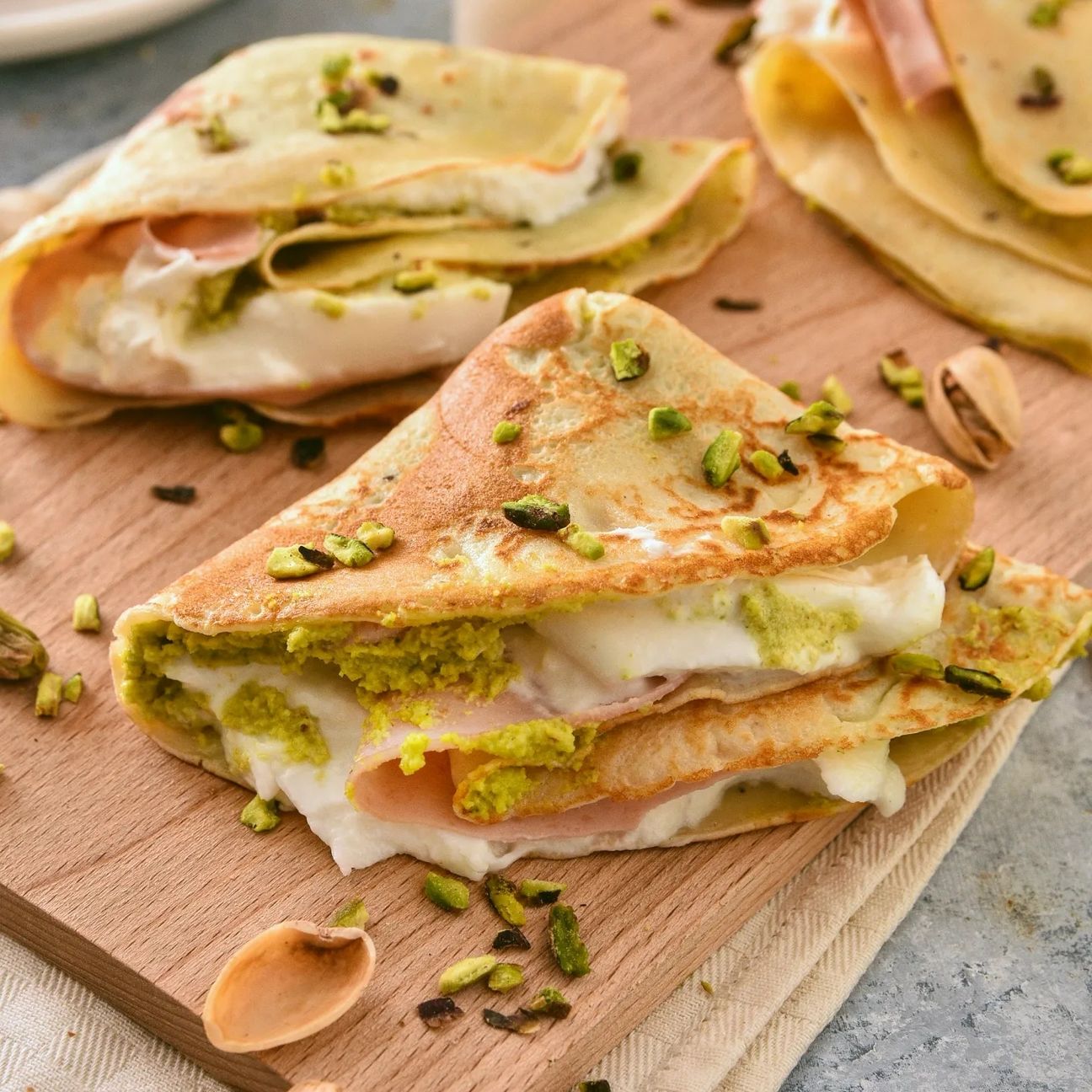 Crepes con pesto di pistacchi, burrata e mortadella