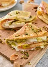 Ricetta Crepes con pesto di pistacchi, burrata e mortadella