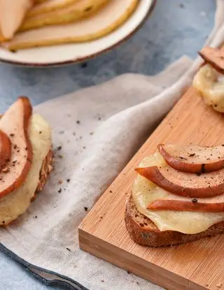 Ricetta Bruschette cacio, pepe e pere di giapprovato