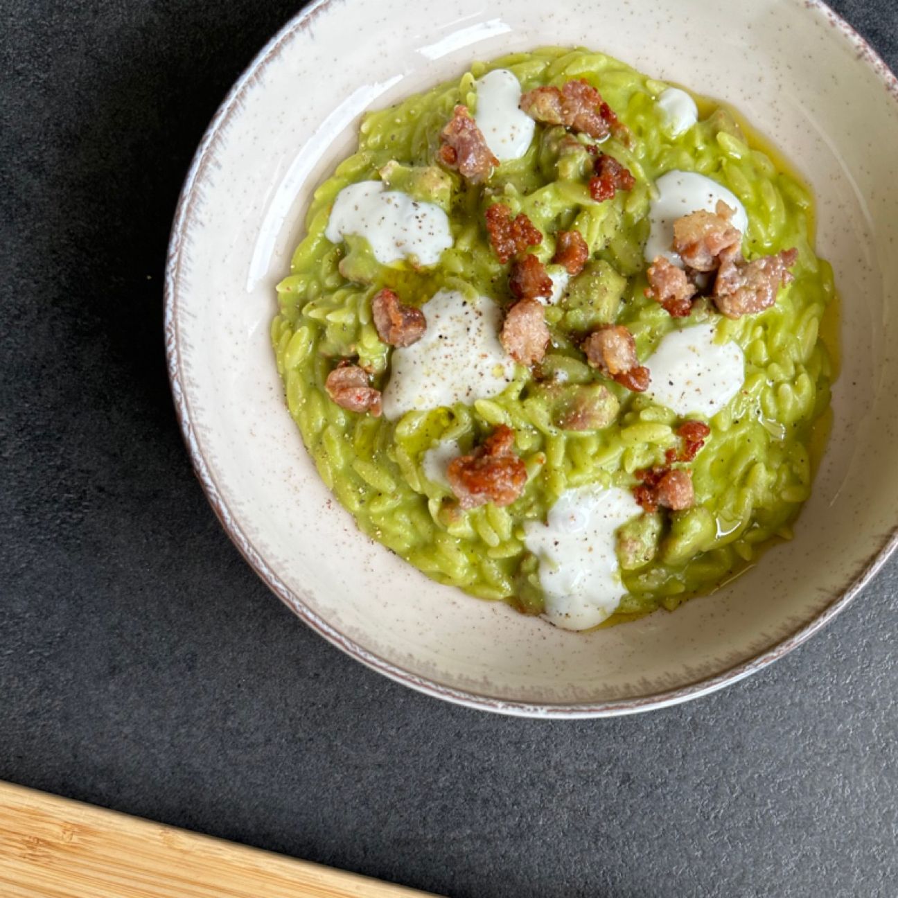 Pastina con crema di piselli, squacquerone e salsiccia croccante