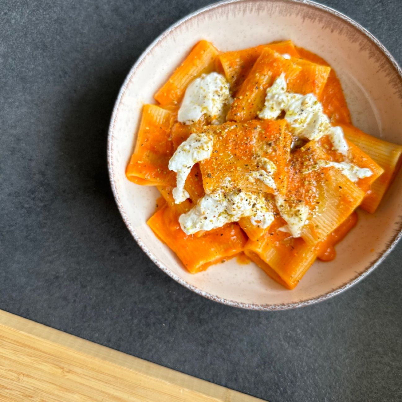 PASTA CON CREMA DI PEPERONI, BURRATINA E GRANELLA DI PISTACCHIO