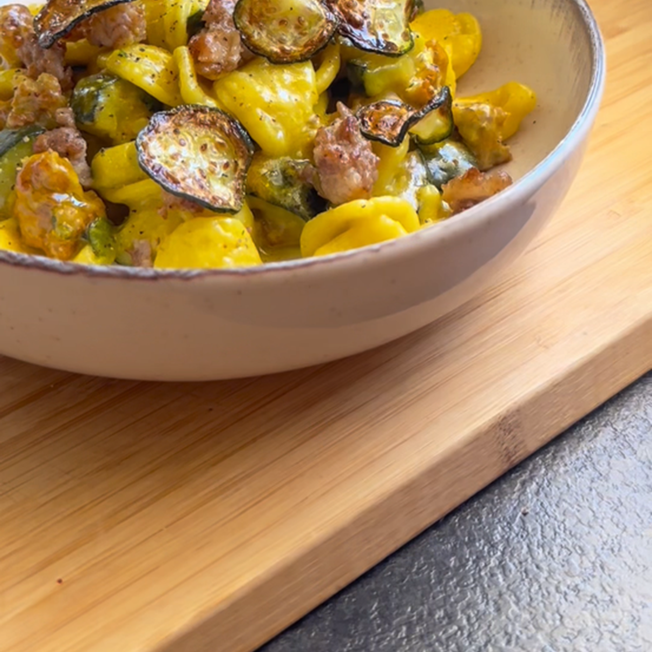ORECCHIETTE ZUCCHINE, SALSICCIA E CREMA DI STRACCHINO ALLO ZAFFERANO