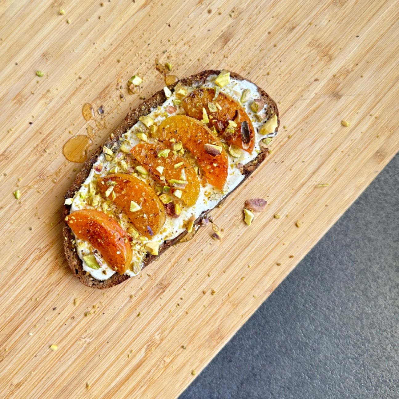 Pane tostato con Formaggio spalmabile, albicocche e pistacchio