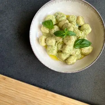 Ricetta GNOCCHI DI FAGIOLI CON CREMA DI AVOCADO E ZUCCHINE