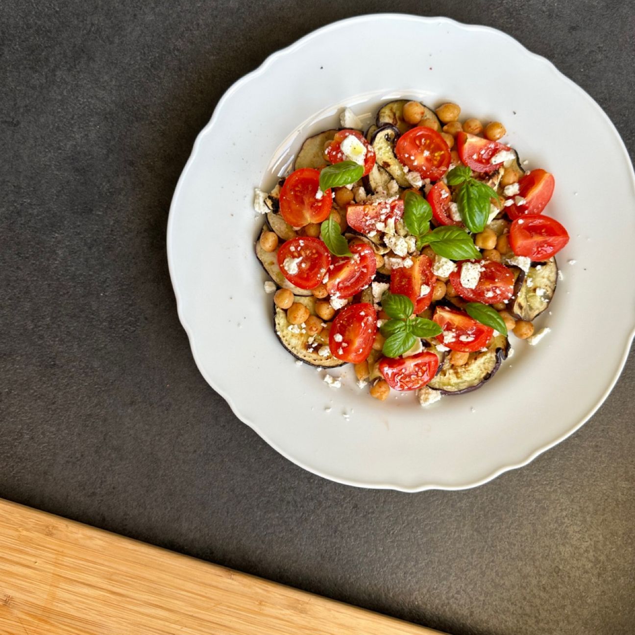 CAPRESE DI MELANZANE CON POMODORINI, CECI E FETA