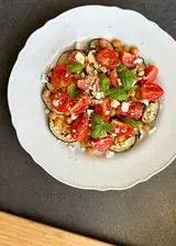 Ricetta CAPRESE DI MELANZANE CON POMODORINI, CECI E FETA