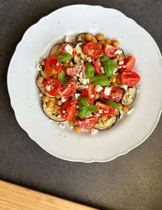 Ricetta CAPRESE DI MELANZANE CON POMODORINI, CECI E FETA di giorgiasbakery