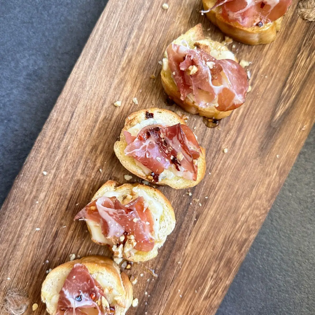 Ricetta BRUSCHETTE CON GORGONZOLA DOLCE, CAPOCOLLO, MIELE PICCANTE E NOCI di giorgiasbakery