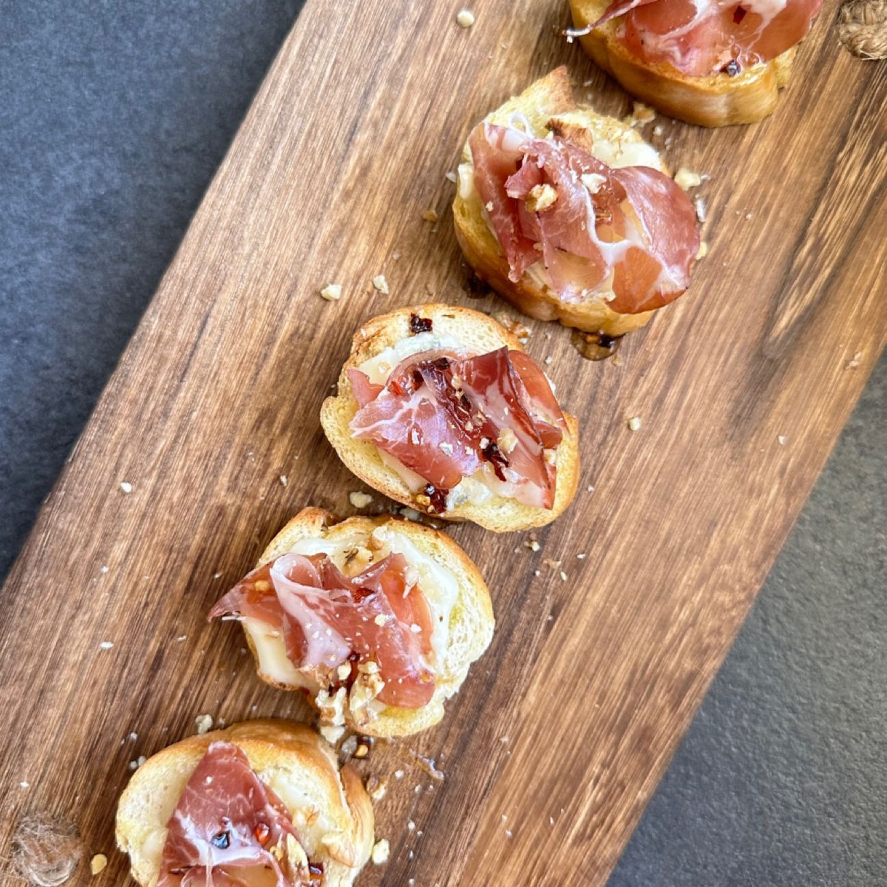BRUSCHETTE CON GORGONZOLA DOLCE, CAPOCOLLO, MIELE PICCANTE E NOCI