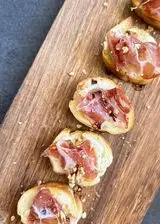 Ricetta BRUSCHETTE CON GORGONZOLA DOLCE, CAPOCOLLO, MIELE PICCANTE E NOCI