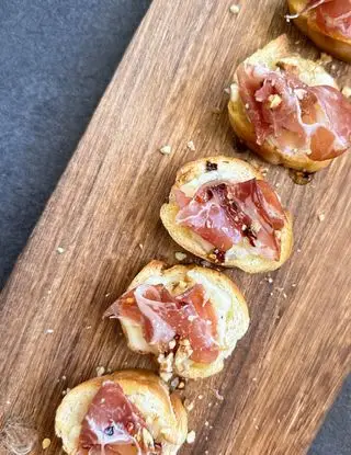 Ricetta BRUSCHETTE CON GORGONZOLA DOLCE, CAPOCOLLO, MIELE PICCANTE E NOCI di giorgiasbakery