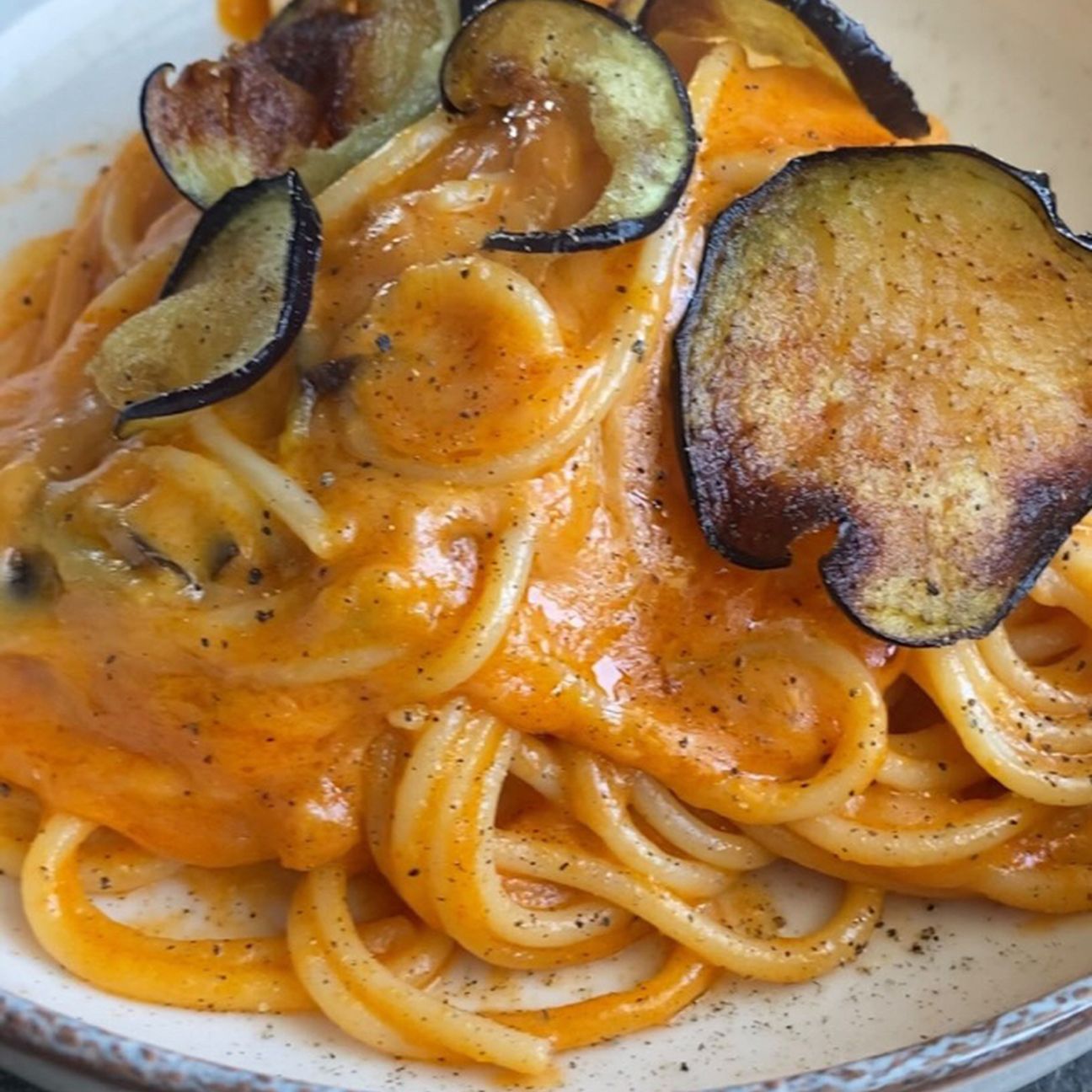 PASTA CREMOSA AL POMODORO, FORMAGGI E MELANZANE