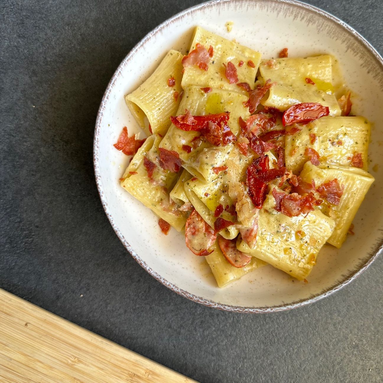 PACCHERI CON PESTO, STRACCHINO E SPECK