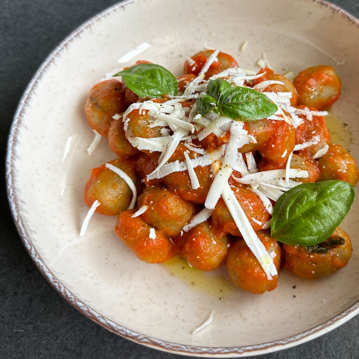 GNOCCHI DI MELANZANE, SUGO DI POMODORO E RICOTTA SALATA
