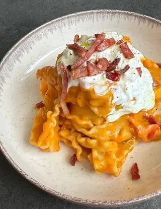 Ricetta PASTA CON CREMA DI ZUCCA E POMODORINI, STRACCIATELLA e FIAMMIFERI DI SPECK di giorgiasbakery
