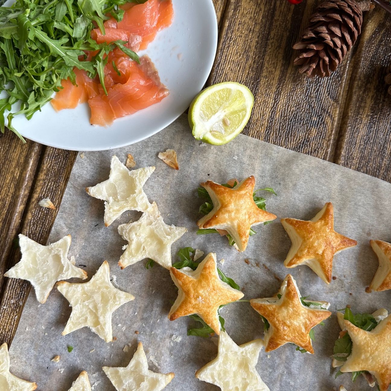 STELLE DI PASTA SFOGLIA CON SALMONE, RUCOLA E FORMAGGIO SPALMABILE