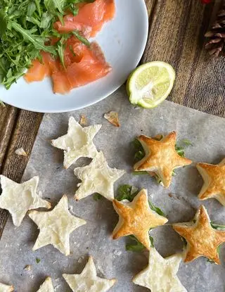 Ricetta STELLE DI PASTA SFOGLIA CON SALMONE, RUCOLA E FORMAGGIO SPALMABILE di giorgiasbakery