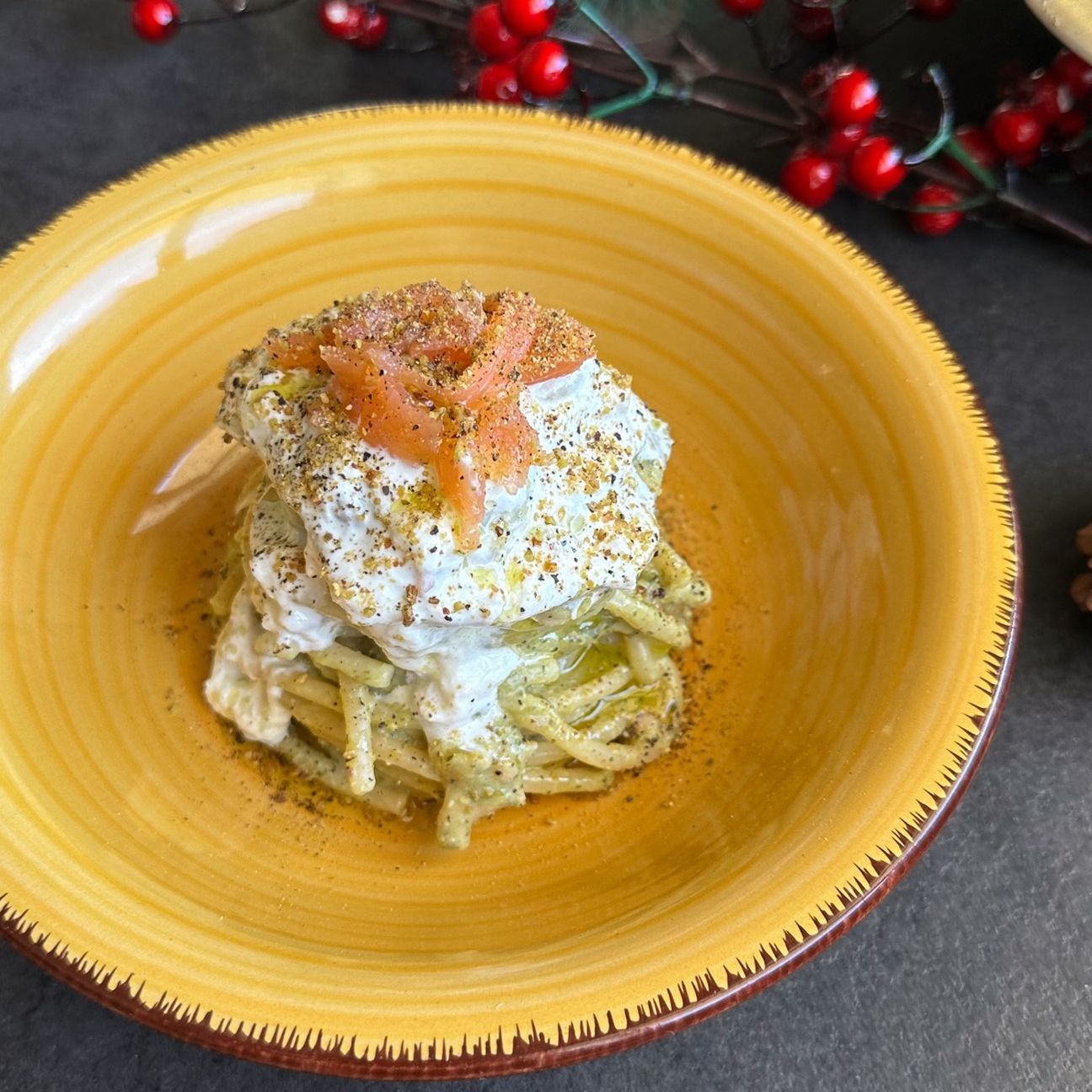 PASTA CON CREMA DI ZUCCHINE, BURRATA E SALMONE