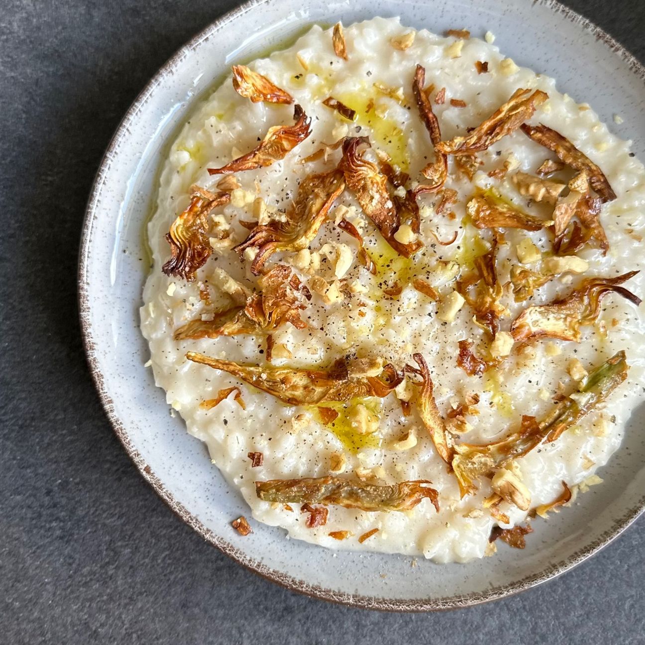 Risotto con gorgonzola, noci e chips di carciofi