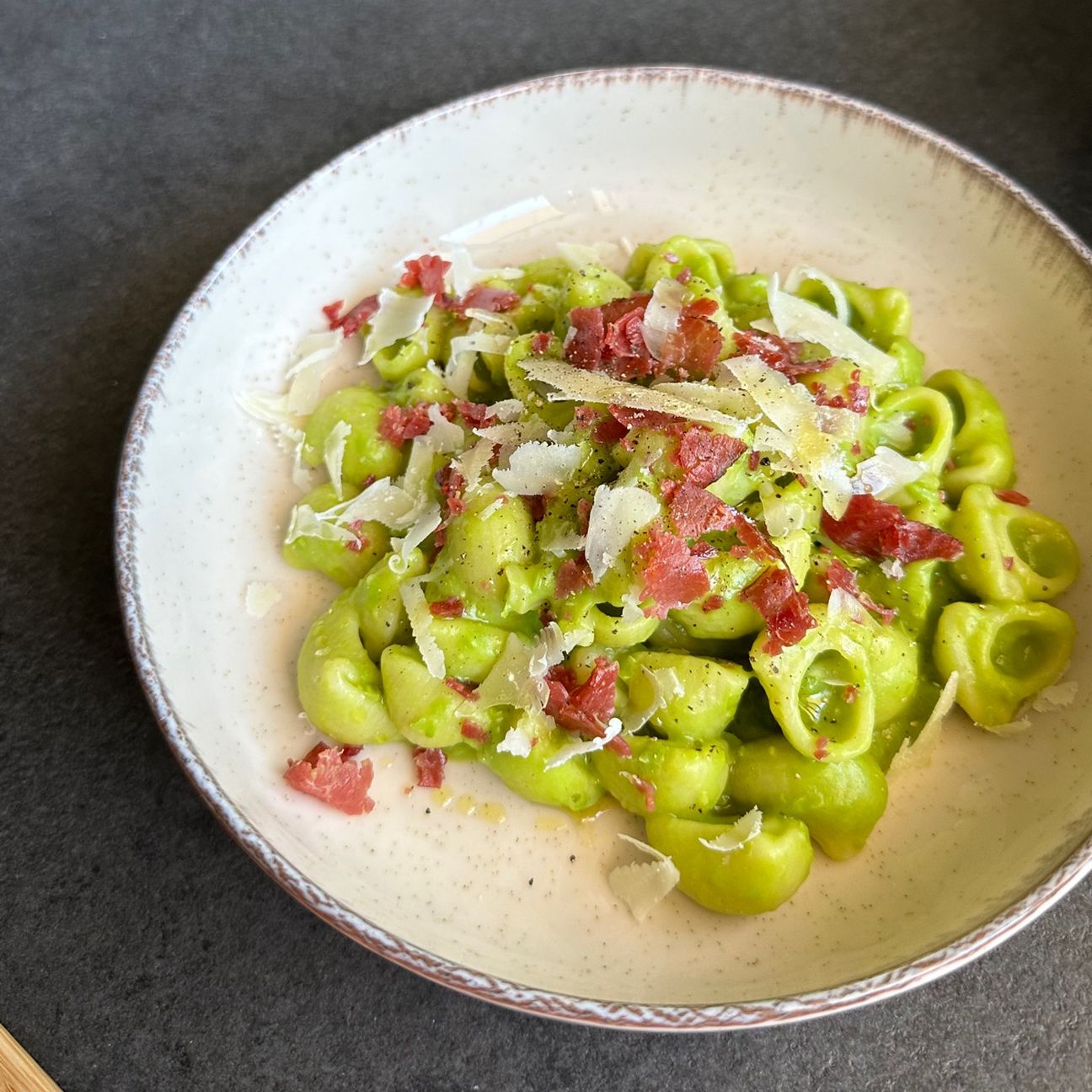 PIPE RIGATE CON CREMA DI PISELLI, BRESAOLA E SCAGLIE DI GRANA 🤤