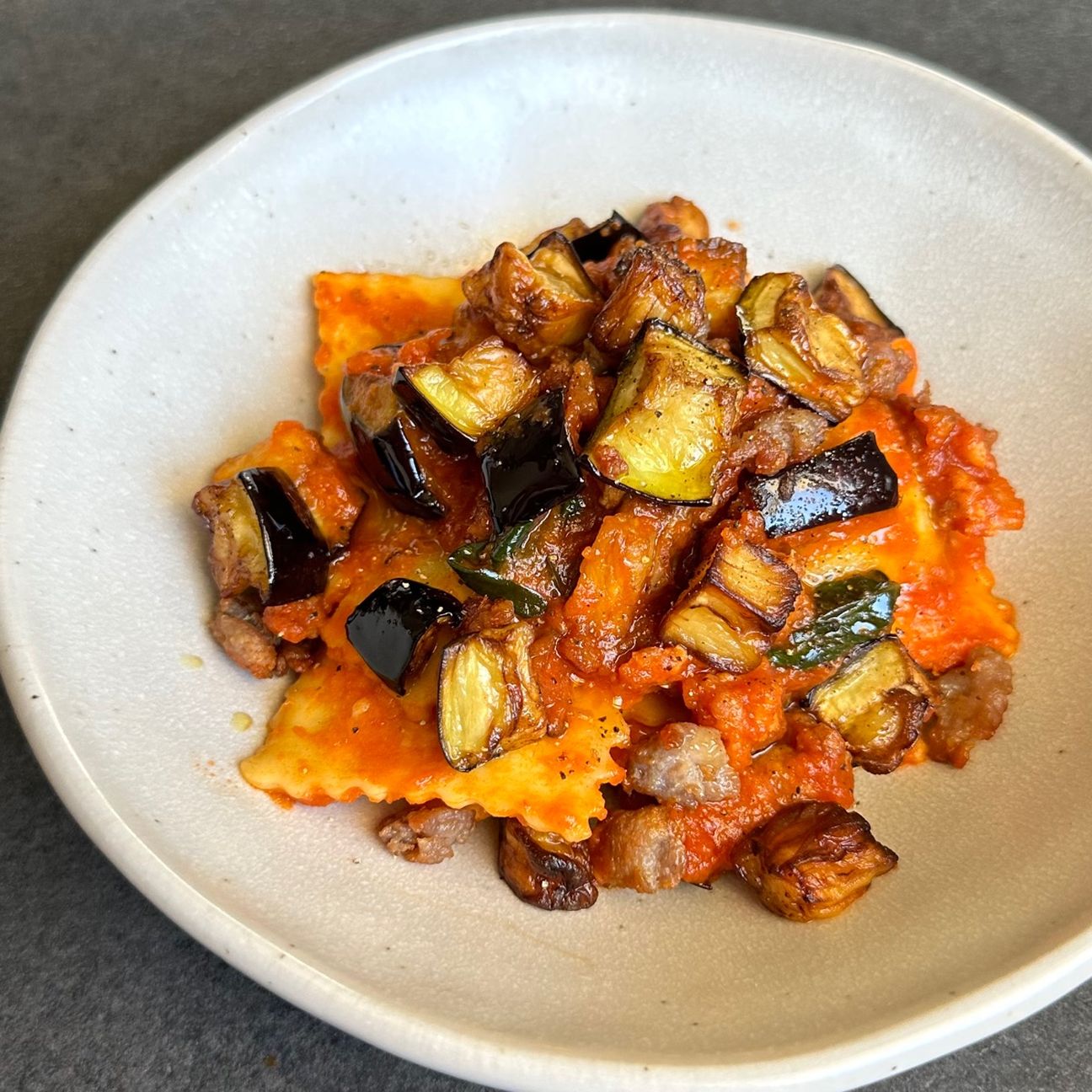 RAVIOLI FINI CON SALSA DI DATTERINO, MELANZANE E SALSICCIA
