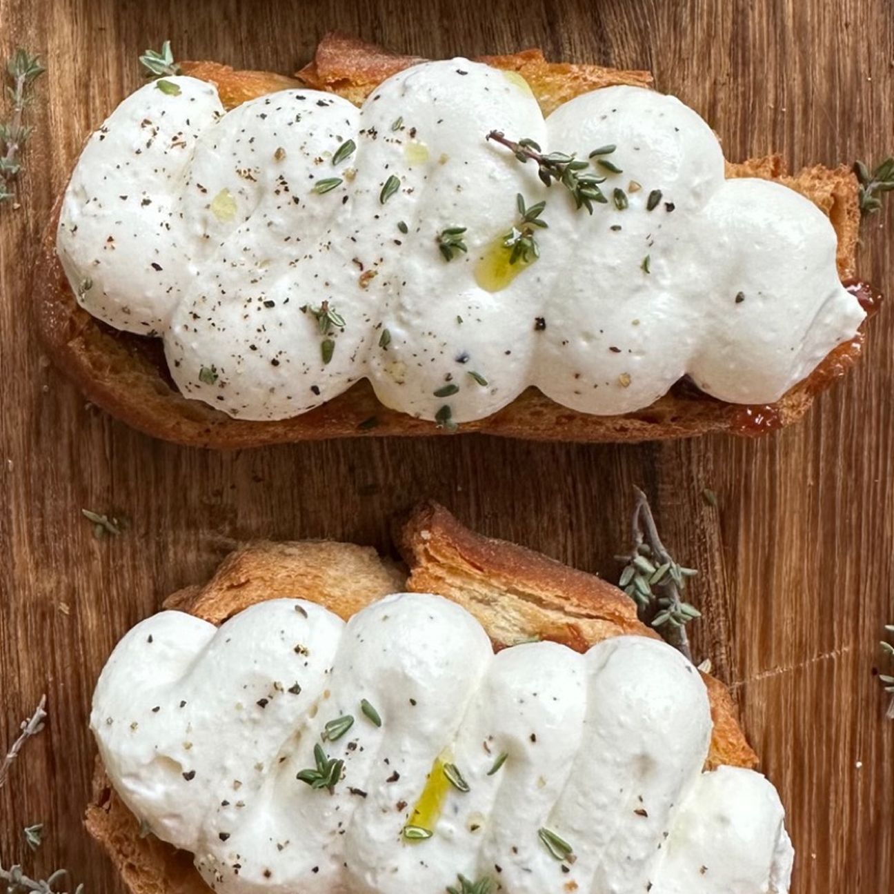 CROSTINI CON MARMELLATA DI CILIEGIE E RICOTTA MONTATA