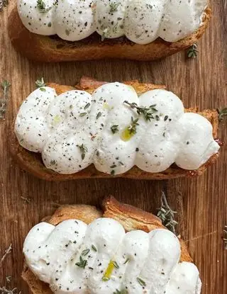 Ricetta CROSTINI CON MARMELLATA DI CILIEGIE E RICOTTA MONTATA di giorgiasbakery