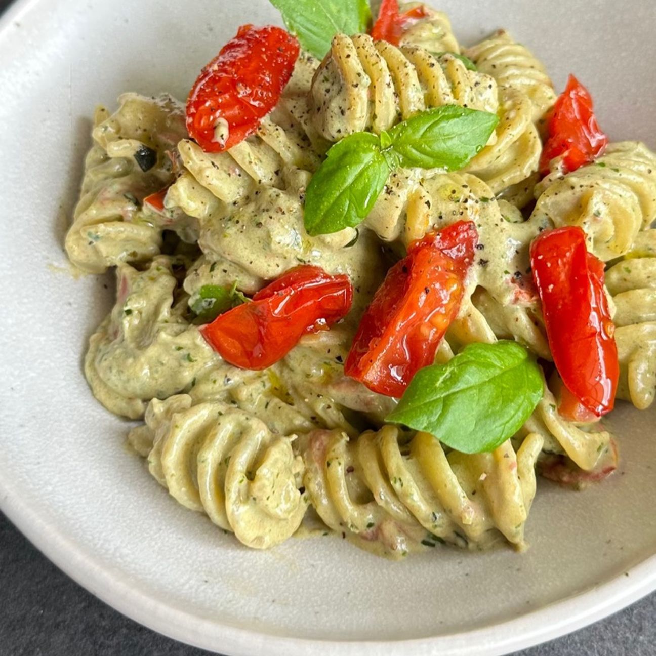 FUSILLONI CON CREMA DI RICOTTA E BASILICO E DATTERINI
