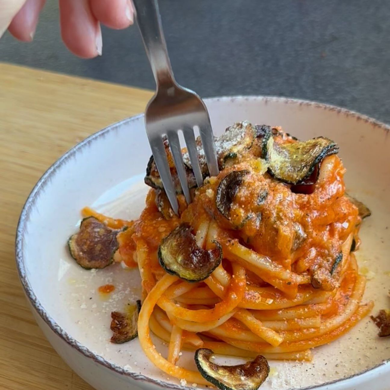 Pasta con Sugo di Pomodoro, Formaggi e Chips di Zucchine