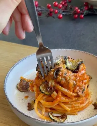 Ricetta Pasta con Sugo di Pomodoro, Formaggi e Chips di Zucchine di giorgiasbakery