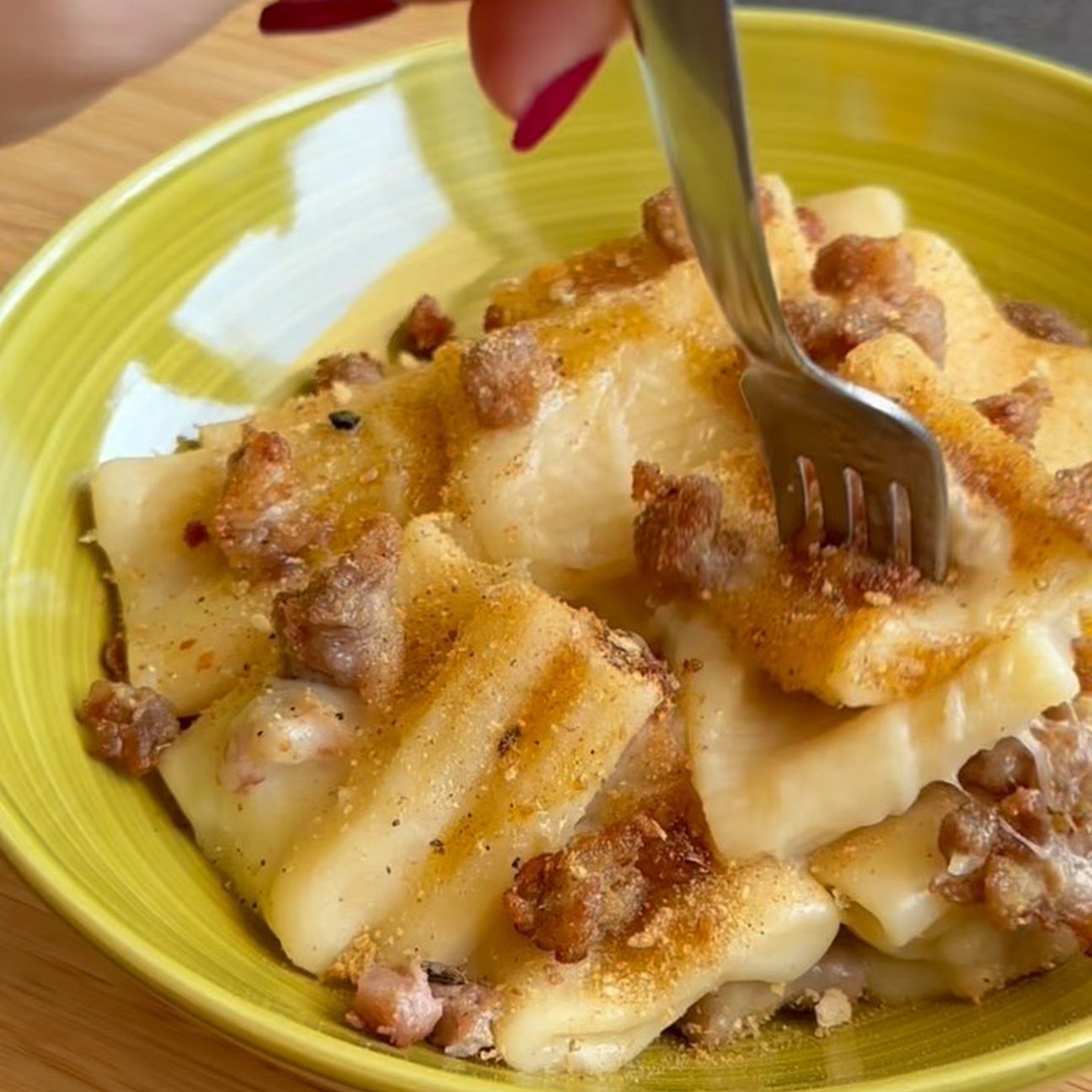 Paccheri con Crema di Patate, Salsiccia e Scamorza Affumicata