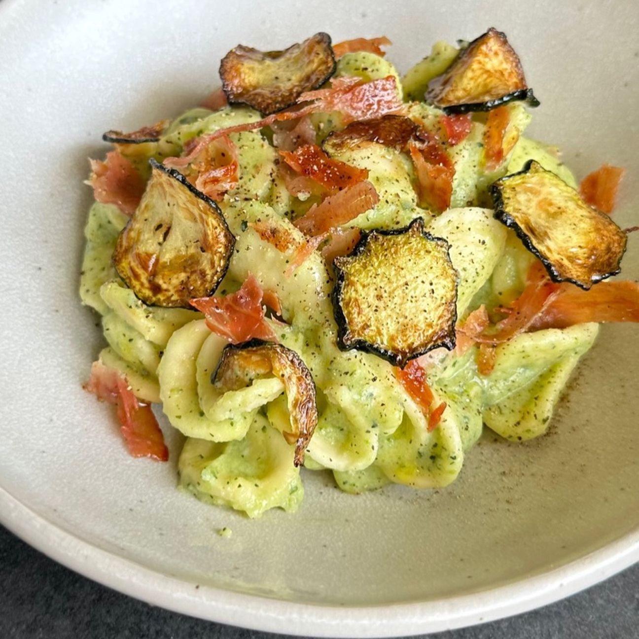 Orecchiette con crema di zucchine e speck