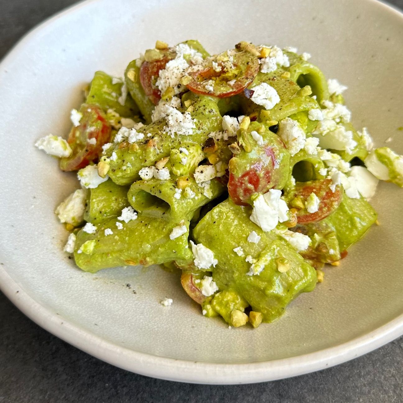 Rigatoni Pasta Garofalo con pesto di rucola, ciliegino e feta