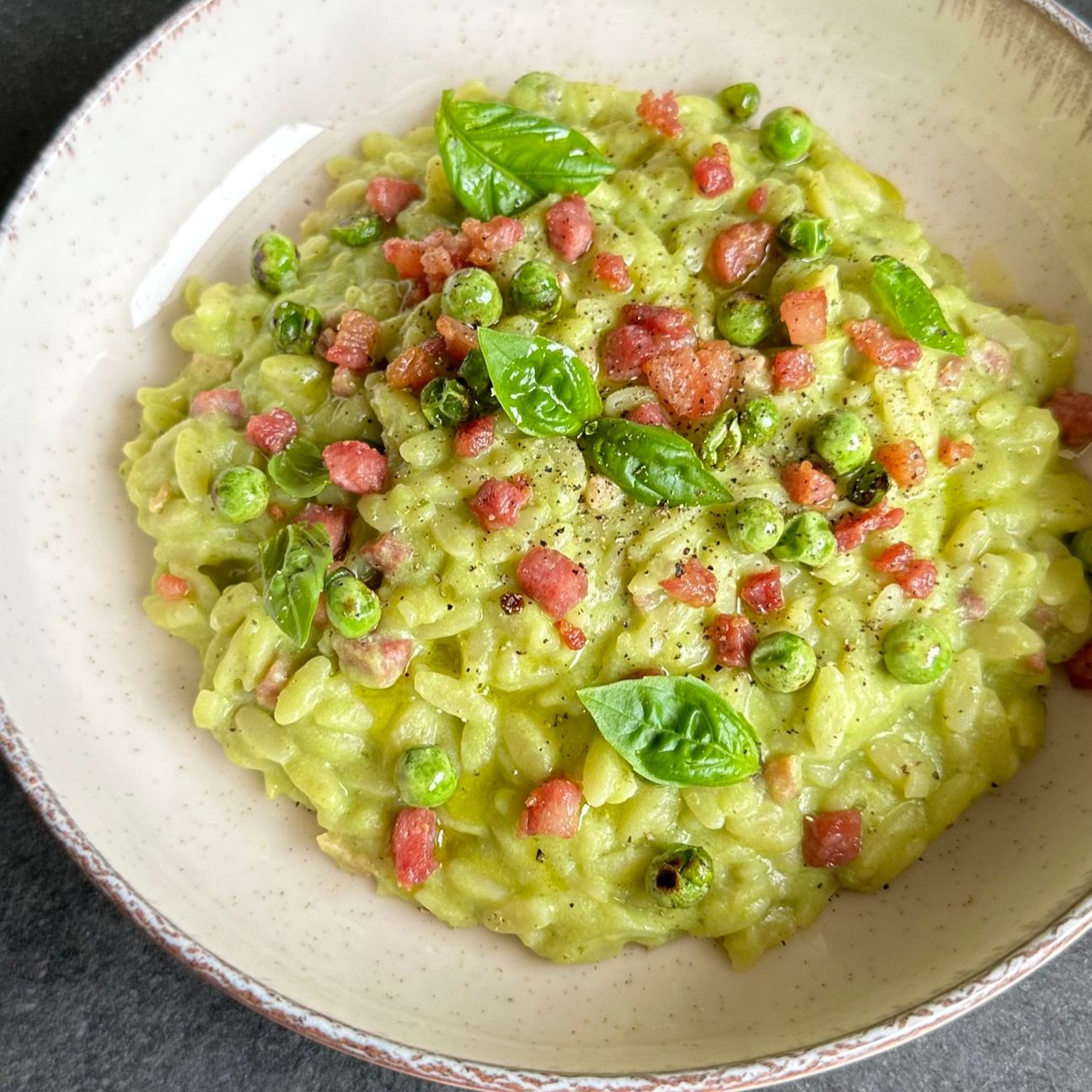 Risoni con crema di piselli & ricotta e pancetta croccante