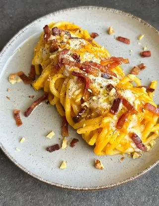 Ricetta Spaghettoni con crema di zucca, fiammiferi di speck, fonduta di taleggio e granella di noci di giorgiasbakery