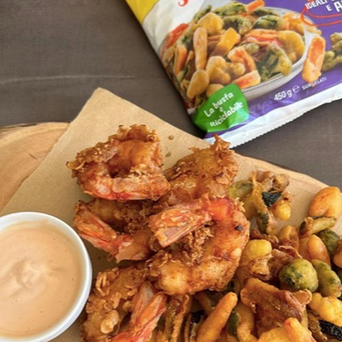 Gamberi in tempura con verdure pastellate e salsina