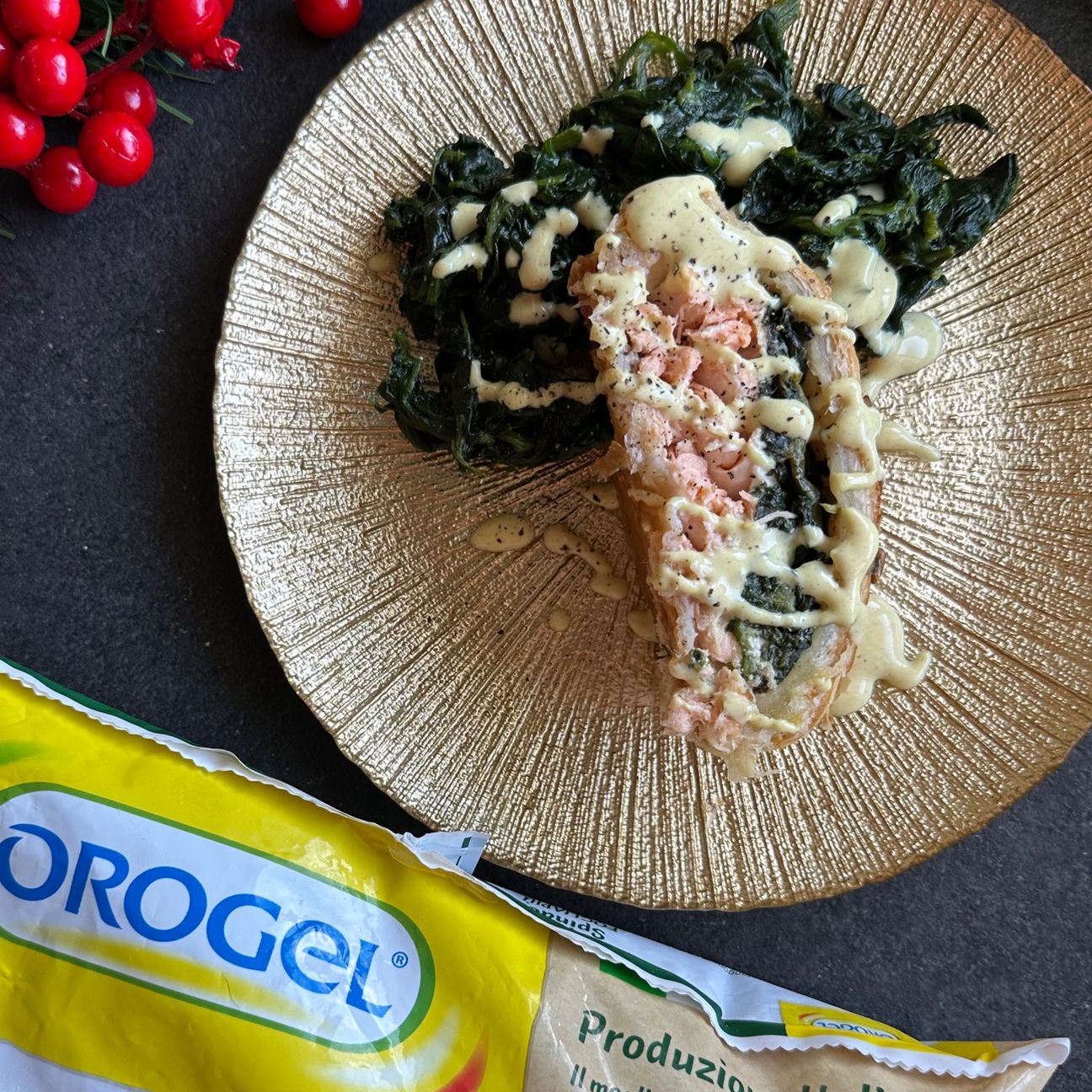 Tronchetto di pasta sfoglia con salmone e spinaci
