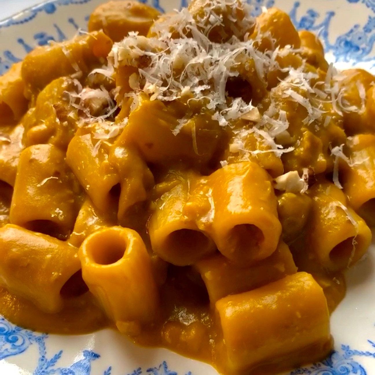Mezze maniche con crema di zucca, ricotta salata e noci