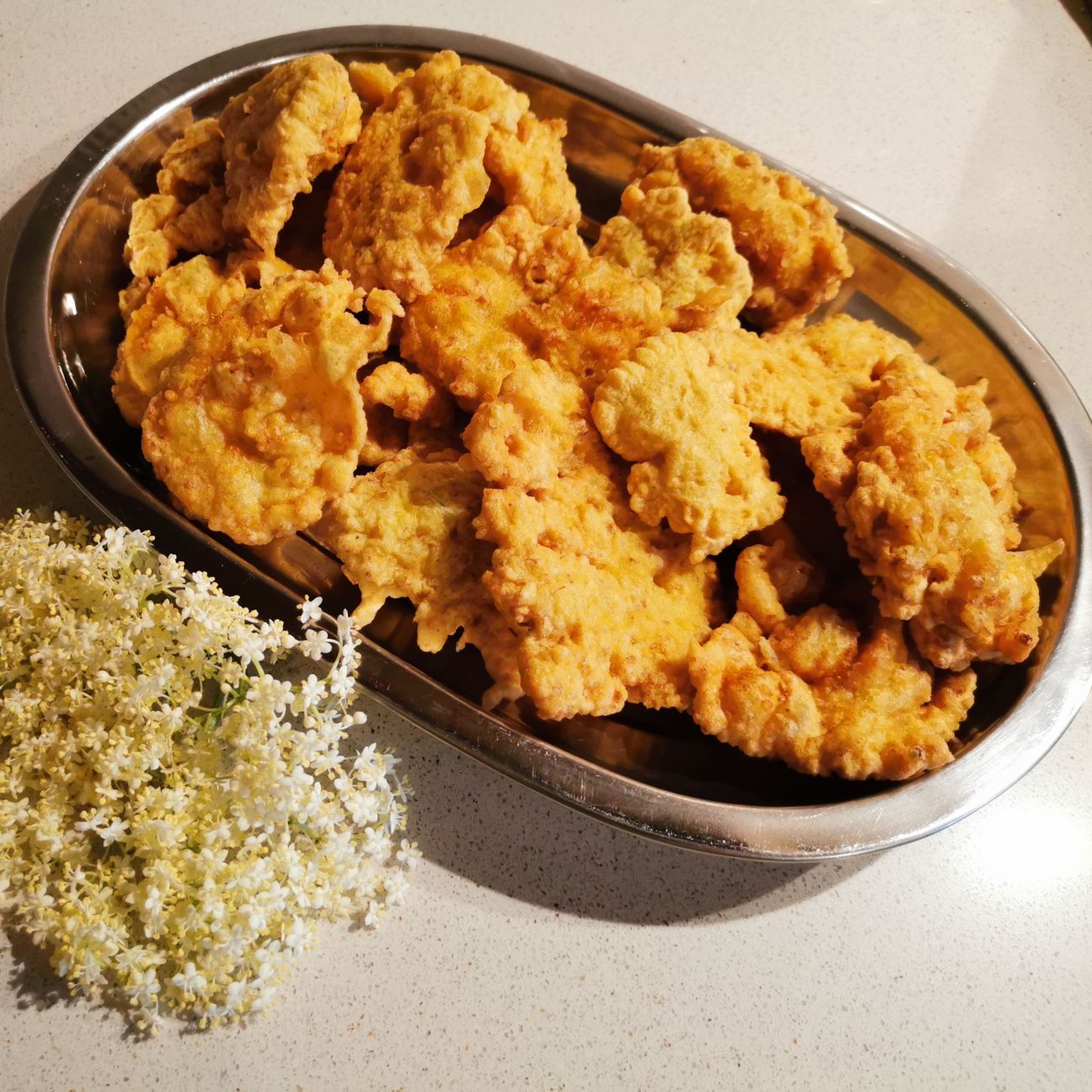 Frittelle con fiori di sambuco salate e dolci