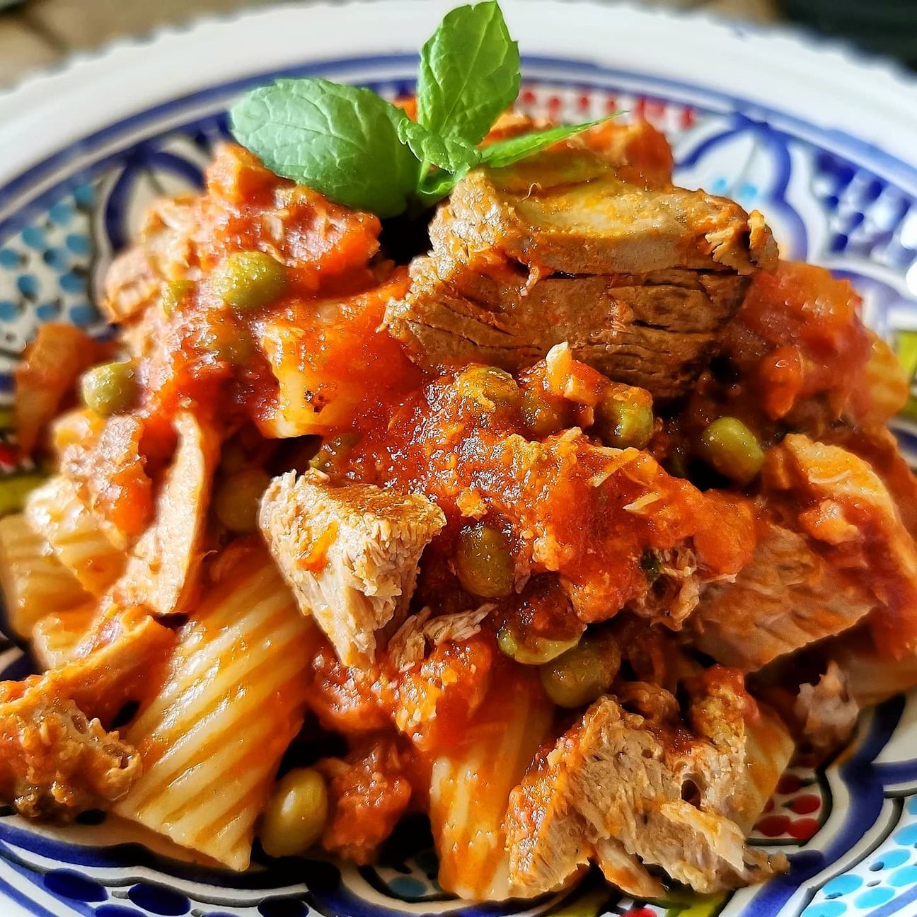 Rigatoni con ragù di tonno fresco imbottito